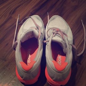 EUC Sz 8.5 Reebok tennis shoes